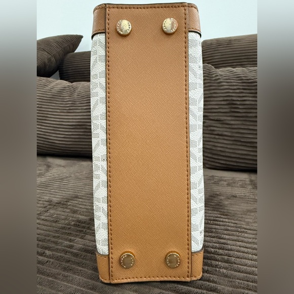 Michael Kors Purse - Picture 10 of 10